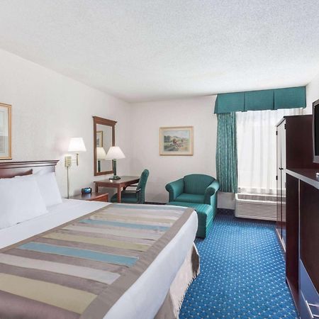 Baymont By Wyndham Greensboro/Coliseum Экстерьер фото