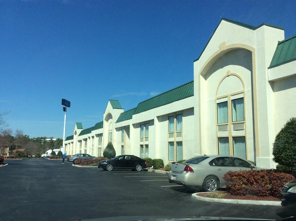 Baymont By Wyndham Greensboro/Coliseum Экстерьер фото