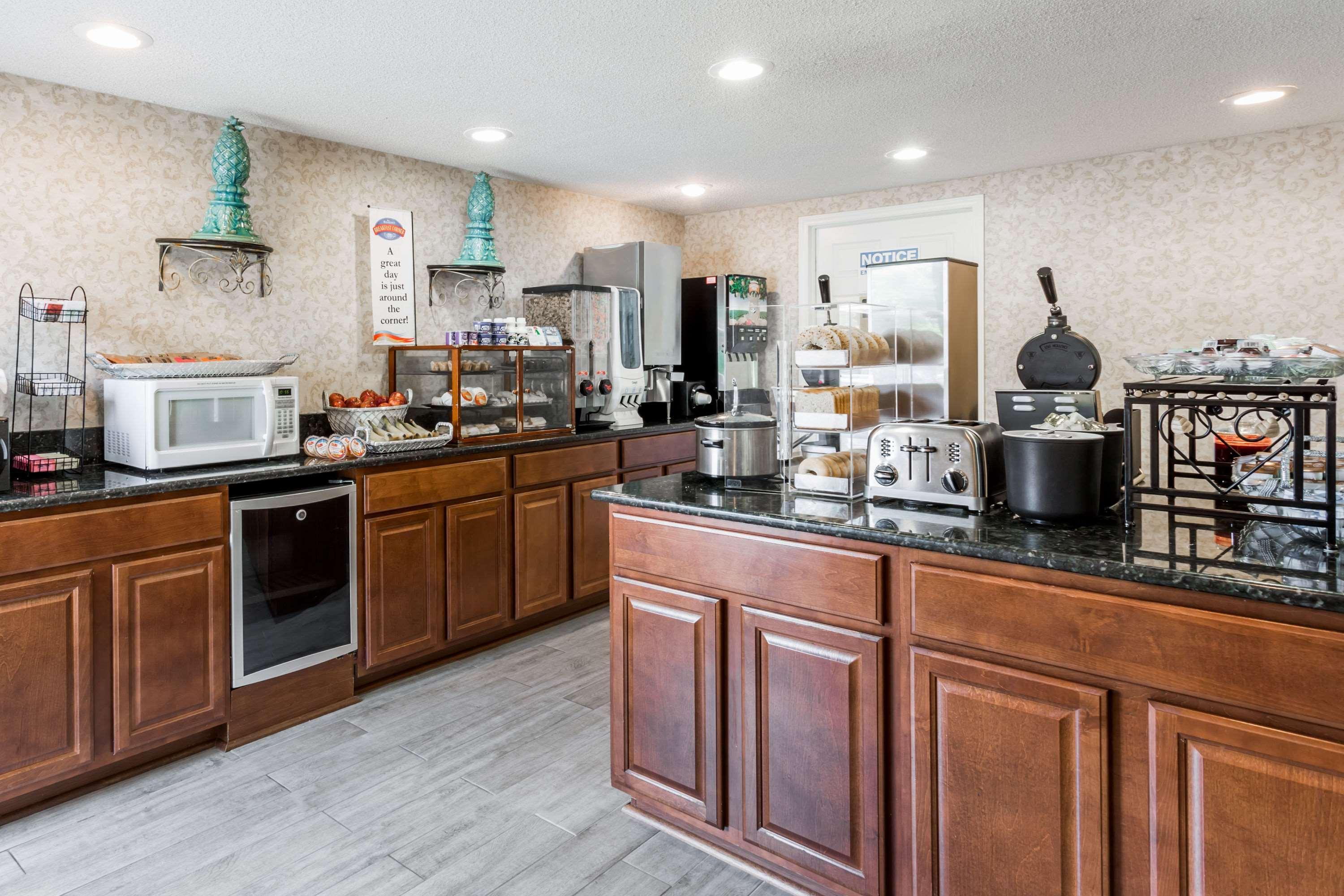 Baymont By Wyndham Greensboro/Coliseum Экстерьер фото