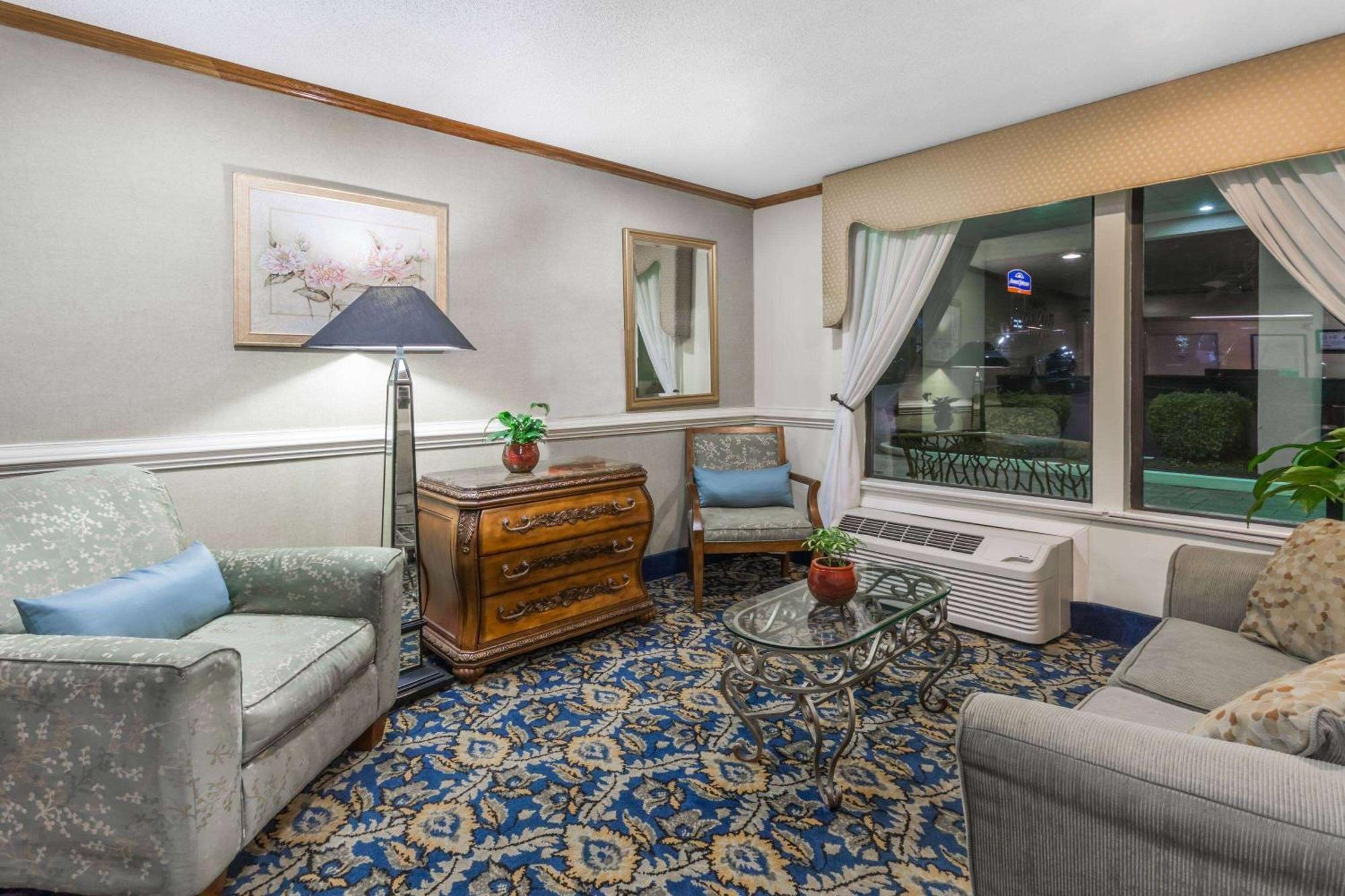 Baymont By Wyndham Greensboro/Coliseum Экстерьер фото